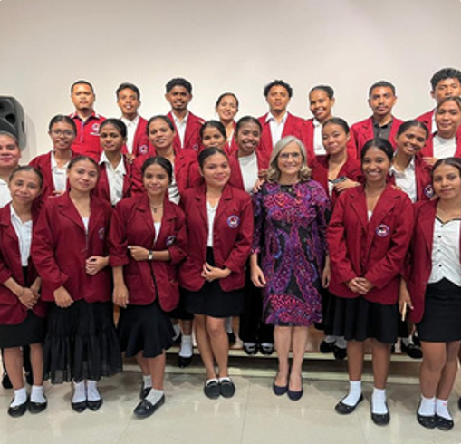 Estudantes da UNDILl e EmbaixadorA de Portugal em Timor -Leste Estudantes da UNDILl e EmbaixadorA de Portugal em Timor -Leste